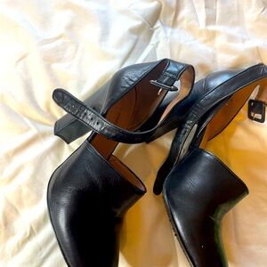 B Mokowsky women’s black leather strap pumps